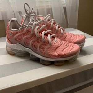 Barely worn nike vapor max size 9 but i wear an 8.5!